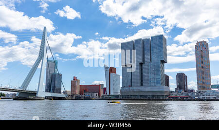 Rotterdam, Niederlande. Juli 2nd, 2019. Stadtbild und Erasmus Brücke, sonnigen Tag. Waterfront Gebäude am Fluss Maas Stockfoto