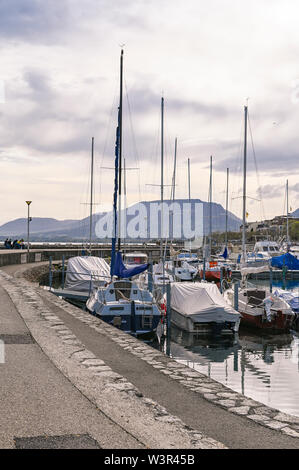 Yachten am Wasser und blauer Himmel. Reisen und Tourismus in evroppe Stockfoto