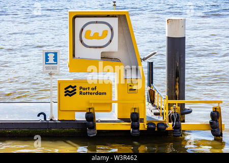 Rotterdam, Niederlande. Juli 2nd, 2019. Wasser Taxi Station in Maas, City Tour und Transport Stockfoto