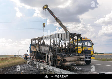 Belgrad, Serbien - Juni 03, 2018: Gebrannte Trainer Bus Unterstützung bei der Wiederherstellung an der Landstraße in der Nähe von Belgrad, Serbien. Stockfoto