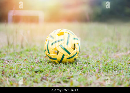 Charakter-symbole takraw Ball auf grünem Gras Feld oder Rattan ball Sport im Freien mit Sonnenlicht Stockfoto