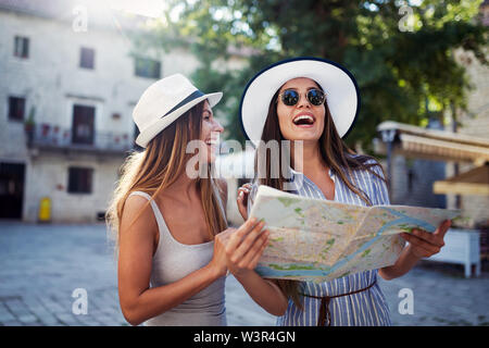 Junge Frauen gerne Touristen Sightseeing in der Stadt in den Urlaub Stockfoto