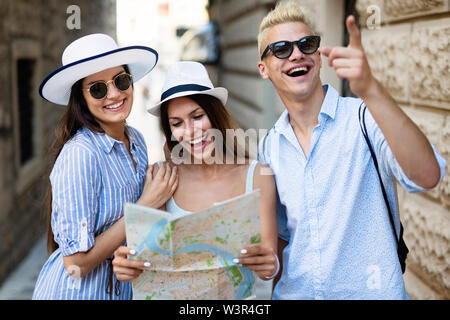 Glückliche Gruppe von Touristen reisen und sightseeing zusammen Stockfoto