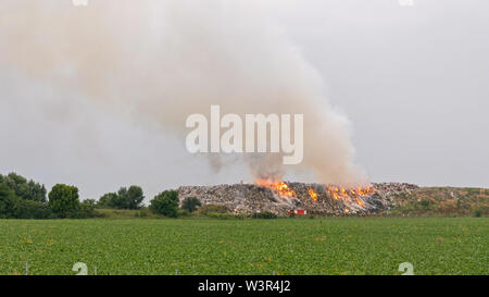 Simanovci, Serbien - 13. Juni 2018: Abfall Feuer an illegalen Mülldeponie Mülldeponie in der Nähe von Simanovci, Serbien. Stockfoto