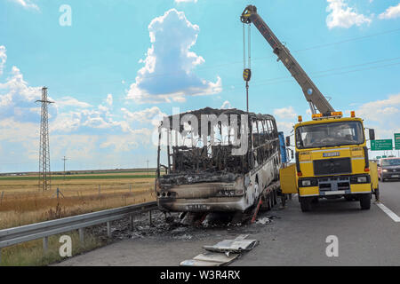 Belgrad, Serbien - Juni 03, 2018: Gebrannte Trainer Bus Unterstützung bei der Wiederherstellung an der Landstraße in der Nähe von Belgrad, Serbien. Stockfoto