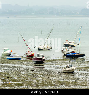 Port Lazo. Boote bei Ebbe. Cotes-d'Armor. Bretagne. Frankreich Stockfoto