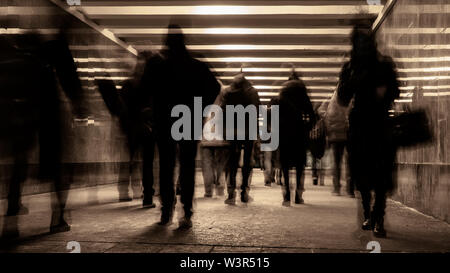Menschenmassen, die sich durch die Unterführung. Stockfoto