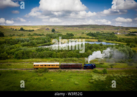 Luftaufnahme von Landschaft mit Dampf Zug der Museumsbahn im Blaenavon entlang Garn Seen lokale Reservce in Wales, Großbritannien fahren Stockfoto