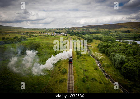 Luftaufnahme von Landschaft mit Dampf Zug der Museumsbahn im Blaenavon entlang Garn Seen lokale Reservce in Wales, Großbritannien fahren Stockfoto