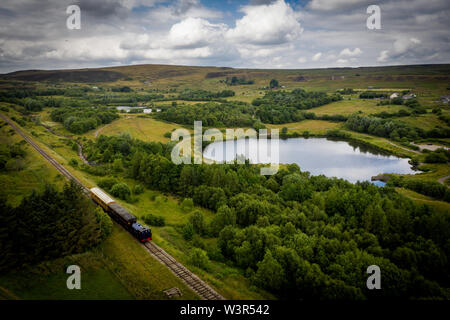 Luftaufnahme von Landschaft mit Dampf Zug der Museumsbahn im Blaenavon entlang Garn Seen lokale Reservce in Wales, Großbritannien fahren Stockfoto