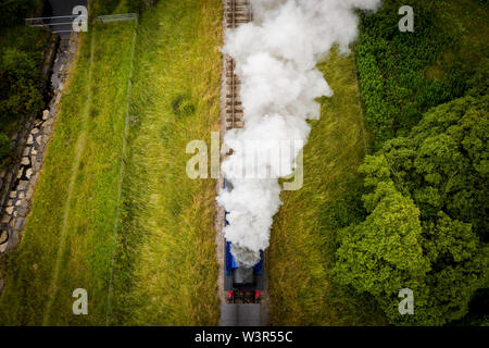 Luftaufnahme von Landschaft mit Dampf Zug der Museumsbahn im Blaenavon entlang Garn Seen lokale Reservce in Wales, Großbritannien fahren Stockfoto