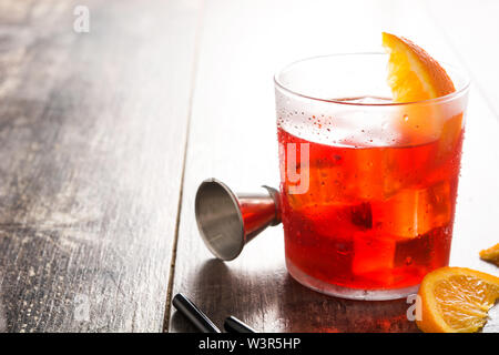 Negroni Cocktail mit Stück orange in Glas auf Holz- Tabelle. Copyspace Stockfoto