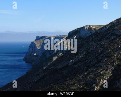 Klippen und Mittelmeer von Denia, Spanien gesehen. Stockfoto