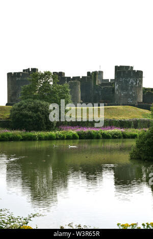 Caerphilly Castle, South Wales. (Walisisch: Castell Caerffili) wurde die Burg durch Gilbert De Clare im 13. Jahrhundert Stockfoto