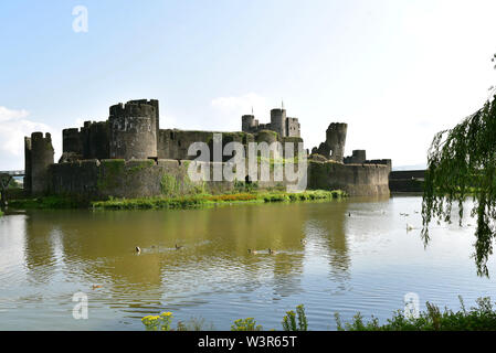 Caerphilly Castle, South Wales. (Walisisch: Castell Caerffili) wurde die Burg durch Gilbert De Clare im 13. Jahrhundert Stockfoto