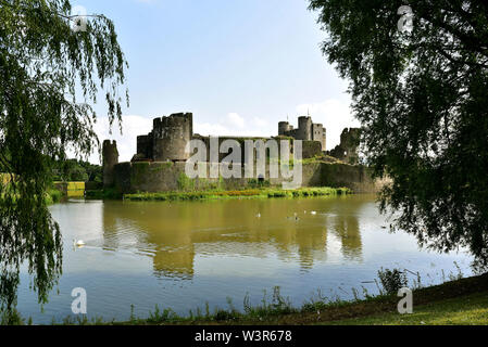 Caerphilly Castle, South Wales. (Walisisch: Castell Caerffili) wurde die Burg durch Gilbert De Clare im 13. Jahrhundert Stockfoto