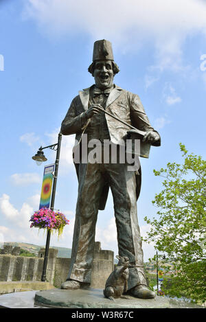 Bronze Skulptur der Schauspieler Tommy Cooper steht 2,7 m (9 Fuß) hoch, auf einer natürlichen Stein und Granit Sockel. Erstellt von Bildhauer James getan Stockfoto