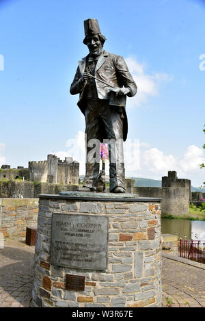 Bronze Skulptur der Schauspieler Tommy Cooper steht 2,7 m (9 Fuß) hoch, auf einer natürlichen Stein und Granit Sockel. Erstellt von Bildhauer James getan Stockfoto