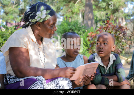 Katechist unterrichtet katholische Religion Klassen mit Studenten aus Epiphanie Vor- und Grundschule in Bagamoyo, Tansania Stockfoto