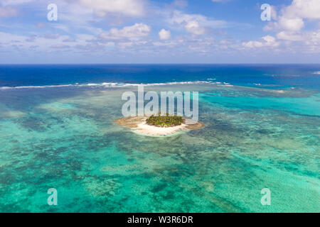 Guyam Insel Siargao, Philippinen. Kleine Insel mit Palmen und weißem Sandstrand. Die philippinischen Inseln. Stockfoto