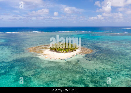 Guyam Insel Siargao, Philippinen. Kleine Insel mit Palmen und weißem Sandstrand. Die philippinischen Inseln. Stockfoto
