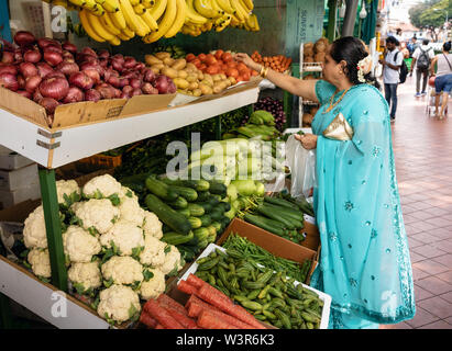 Chinatown, Singapur - Februar 9, 2019: Indische Frau Saree kauft Obst und Gemüse auf dem Markt in Little India, Singapur Stockfoto