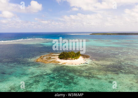 Guyam Insel Siargao, Philippinen. Kleine Insel mit Palmen und weißem Sandstrand. Die philippinischen Inseln. Stockfoto