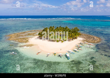 Touristen auf einer kleinen tropischen Insel entspannen. Guyam Insel Siargao, Philippinen. Marine mit einer schönen Insel. Stockfoto