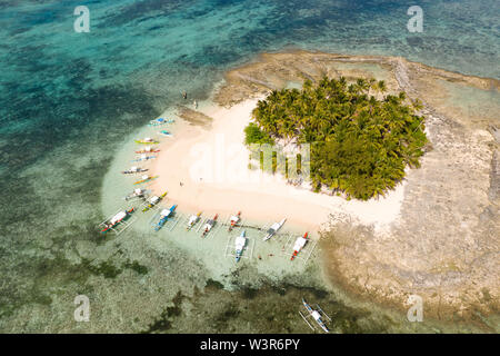 Touristen auf einer kleinen tropischen Insel entspannen. Guyam Insel Siargao, Philippinen. Marine mit einer schönen Insel. Stockfoto