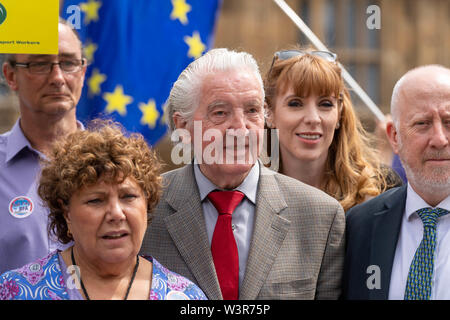 London, 17. Juli 2019 Eine parlamentarische Lobby von der Rail Maritime und Transport Workers Union im Namen der Royal Fleet Auxiliary Seeleute über Gehaltserhöhungen unterhalb der Inflationsrate. Dennis Skinner veteran Labour MP, Unterstützung der Rallye (Mitte) und Angela Raynor MP, auf der rechten die Credit Ian Davidson/Alamy leben Nachrichten Stockfoto