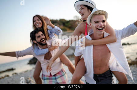 Fröhliche Freunde Wochenende genießen und Spaß am Strand. Stockfoto