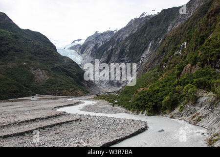 Franz Josef Gletscher an einem bewölkten Sommertag im Januar 2018 | Westland Tai Poutini National Park, Neuseeland, Südinsel | Die Gletscher es herab f Stockfoto