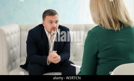 Die Konsultation eines Psychologen. Männliche Psychologe berät mit einer Frau in die Depression Stockfoto
