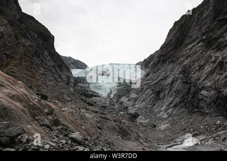 Franz Josef Gletscher an einem bewölkten Sommertag im Januar 2018 | Westland Tai Poutini National Park, Neuseeland, Südinsel | Die Gletscher es herab f Stockfoto