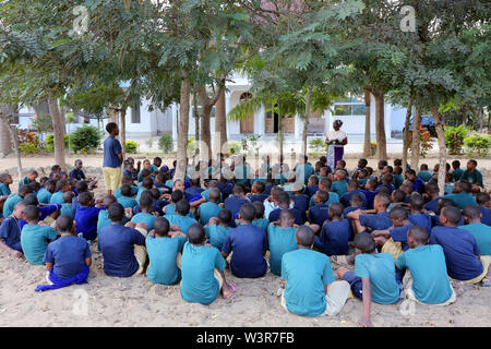 Katechist unterrichtet katholische Religion Klassen mit Studenten aus Epiphanie Vor- und Grundschule in Bagamoyo, Tansania Stockfoto