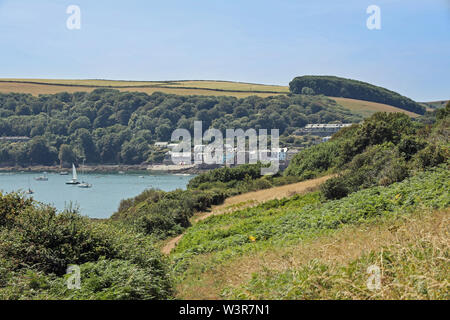 Kingsand und Cawsand wie aus dem Weg gesehen beim Anfahren von Mount Edgcumbe Park Stockfoto