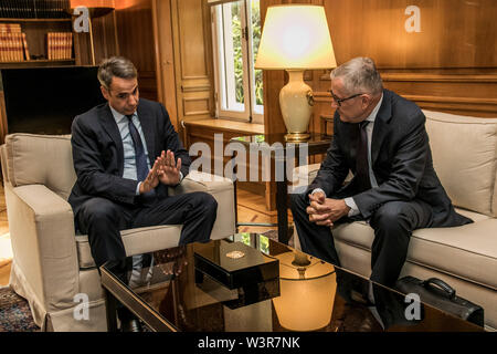(190717) - Athen, 17. Juli 2019 (Xinhua) - der griechische Ministerpräsident Kyriakos Mitsotakis (L) trifft sich mit Managing Director der Europäischen Stabilitätsmechanismus (ESM) Klaus Regling im Büro des Premierministers in Athen, Griechenland, am 16. Juli 2019. (Xinhua / Panagiotis Moschandreou) Stockfoto