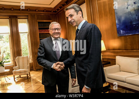 (190717) - Athen, 17. Juli 2019 (Xinhua) - der griechische Ministerpräsident Kyriakos Mitsotakis (R) schüttelt Hände mit Geschäftsführer der Europäischen Stabilitätsmechanismus (ESM) Klaus Regling im Büro des Premierministers in Athen, Griechenland, am 16. Juli 2019. (Xinhua / Panagiotis Moschandreou) Stockfoto