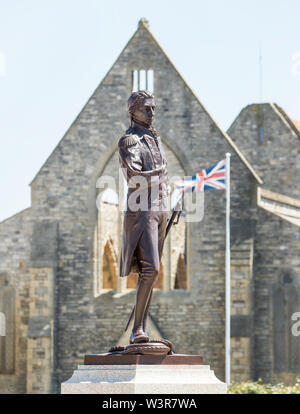 Statue von Lord Horatio Nelson vor dem königlichen Garnison Kirche, Portsmouth, Hampshire, Großbritannien Stockfoto