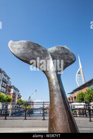 Der Whale Tail Skulptur des Künstlers Richard Farrington an Gunwharf Quays, Portsmouth, Hampshire, Großbritannien Stockfoto