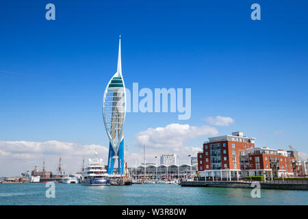 Die Spinnaker Tower, Gunwharf Quays, Portsmouth, Hampshire, Großbritannien Stockfoto