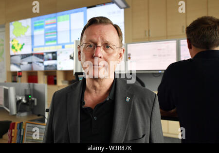 Jena, Deutschland. 17. Juli, 2019. Bodo Ramelow (Die Linke), Ministerpräsident von Thüringen, besuche die zentrale Leitstelle in der gefahrenprävention Zentrum Jena. Es ist verantwortlich für die mehr als 200.000 Einwohner und erstreckt sich auf die Bereiche von Jena, Saale-Holzland-Kreis, Weimar und Teilen des nördlichen Weimarer Region. Ramelow ist auf einem Sommer Tour über mehrere Tage unter dem Motto '#FutureThuringia - starke Strukturen, engagierte Menschen'. Foto: Martin Schutt/dpa-Zentralbild/dpa/Alamy leben Nachrichten Stockfoto