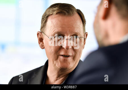 Jena, Deutschland. 17. Juli, 2019. Bodo Ramelow (Die Linke), Ministerpräsident von Thüringen, besuche die zentrale Leitstelle in der gefahrenprävention Zentrum Jena. Es ist verantwortlich für die mehr als 200.000 Einwohner und erstreckt sich auf die Bereiche von Jena, Saale-Holzland-Kreis, Weimar und Teilen des nördlichen Weimarer Region. Ramelow ist auf einem Sommer Tour über mehrere Tage unter dem Motto '#FutureThuringia - starke Strukturen, engagierte Menschen'. Foto: Martin Schutt/dpa-Zentralbild/dpa/Alamy leben Nachrichten Stockfoto