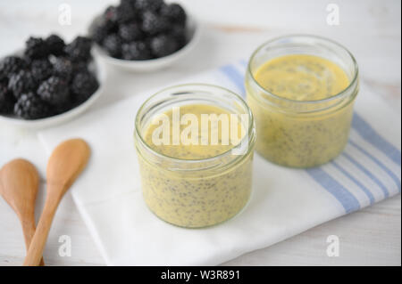 Über Nacht Chia Samen mit Joghurt und Blackberry Stockfoto