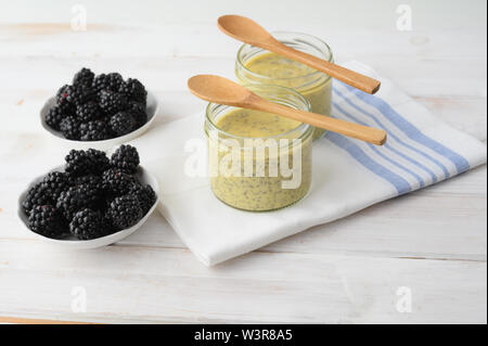 Über Nacht Chia Samen mit Joghurt und Blackberry Stockfoto