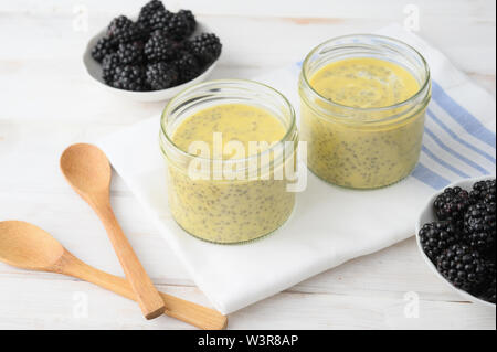 Über Nacht Chia Samen mit Joghurt und Blackberry Stockfoto