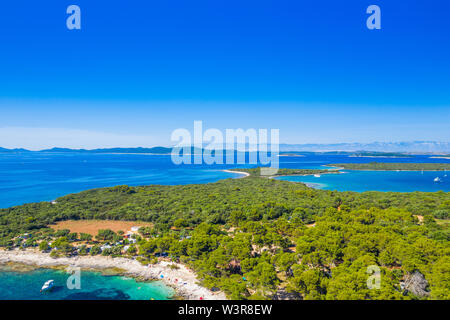 Luftaufnahme von spektakulären türkisfarbenen Lagune und Kiefer Strände auf der Insel Dugi Otok, Kroatien, schöne Seascape Stockfoto