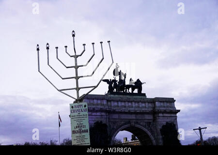 Riesige Chanukah menorah im Grand Army Plaza Brooklyn NYC Stockfoto