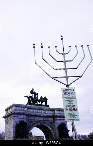 Riesige Chanukah menorah im Grand Army Plaza Brooklyn NYC Stockfoto