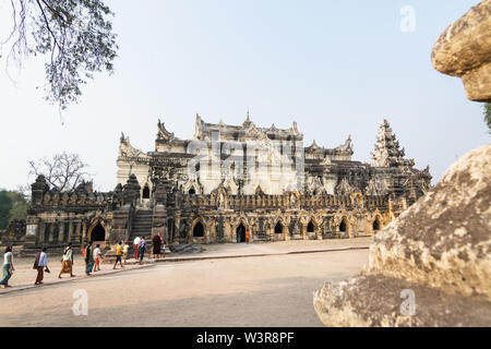 Inwa, Myanmar - April 2019: buddhistischer Pilger zu Fuß neben mir Nu Brick Kloster in Mandalay Region. Stockfoto